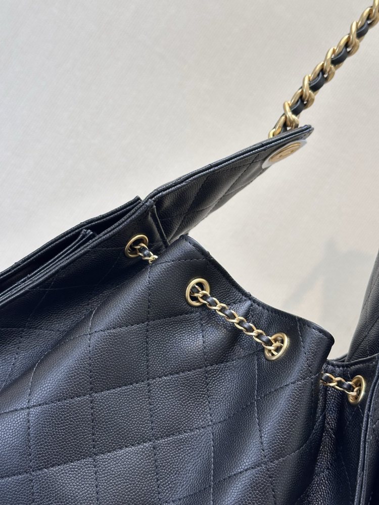 The Chanel 23P drawstring bucket bag is a popular "one bag, multiple styles" style that has been a hit in recent years.