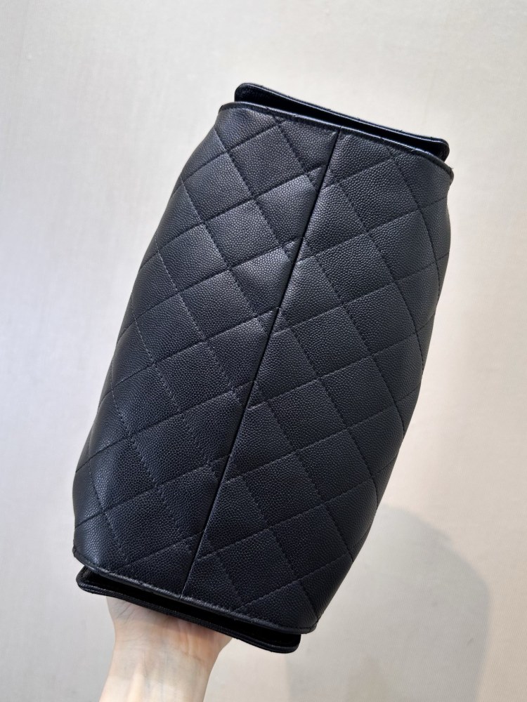 The Chanel 23P drawstring bucket bag is a popular "one bag, multiple styles" style that has been a hit in recent years.