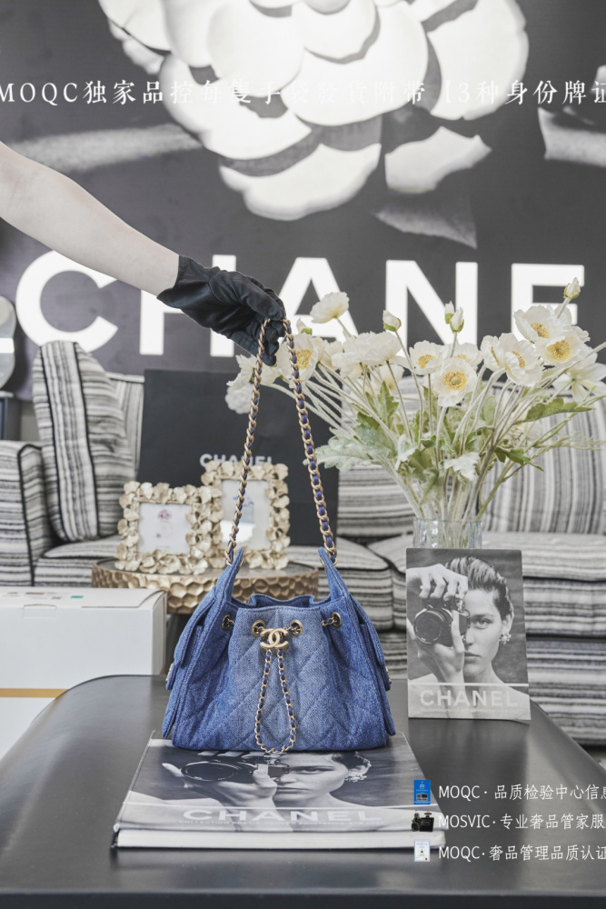 The Chanel denim drawstring bucket bag, part of the brand's popular "denim collection" in recent years, is a treasure for casual style lovers.