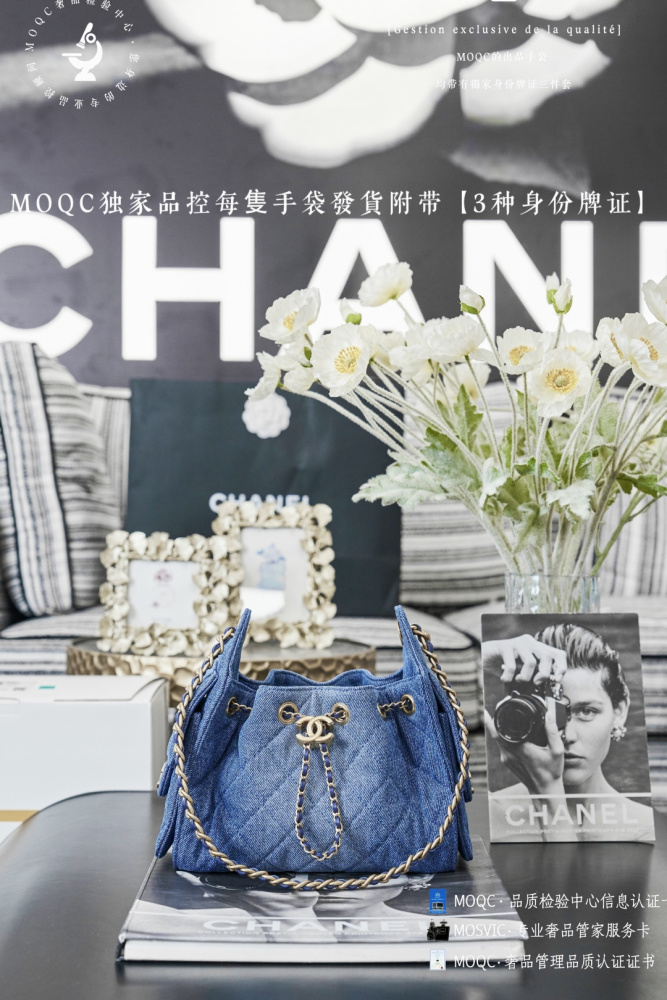 The Chanel denim drawstring bucket bag, part of the brand's popular "denim collection" in recent years, is a treasure for casual style lovers.