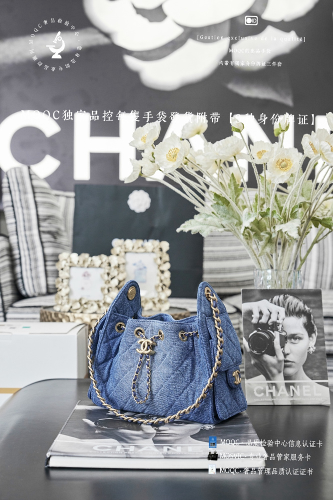 The Chanel denim drawstring bucket bag, part of the brand's popular "denim collection" in recent years, is a treasure for casual style lovers.