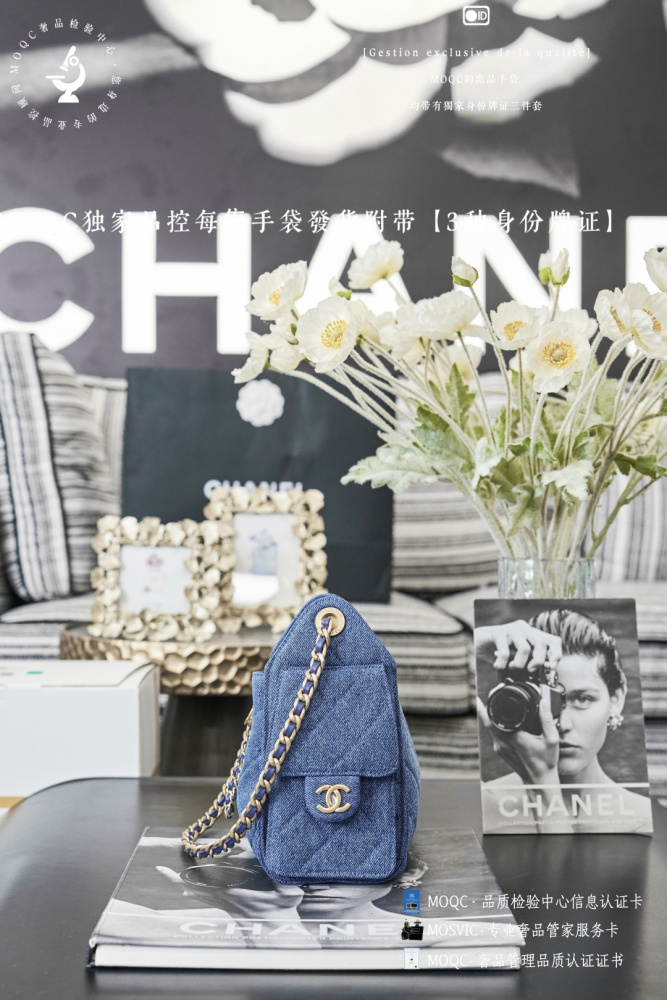 The Chanel denim drawstring bucket bag, part of the brand's popular "denim collection" in recent years, is a treasure for casual style lovers.