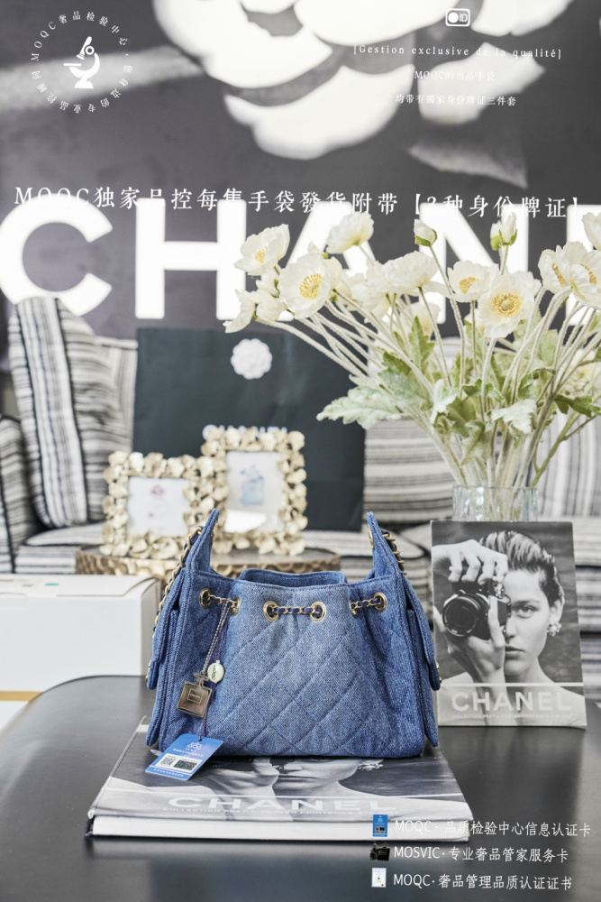 The Chanel denim drawstring bucket bag, part of the brand's popular "denim collection" in recent years, is a treasure for casual style lovers.
