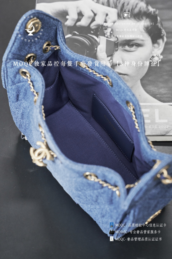 The Chanel denim drawstring bucket bag, part of the brand's popular "denim collection" in recent years, is a treasure for casual style lovers.