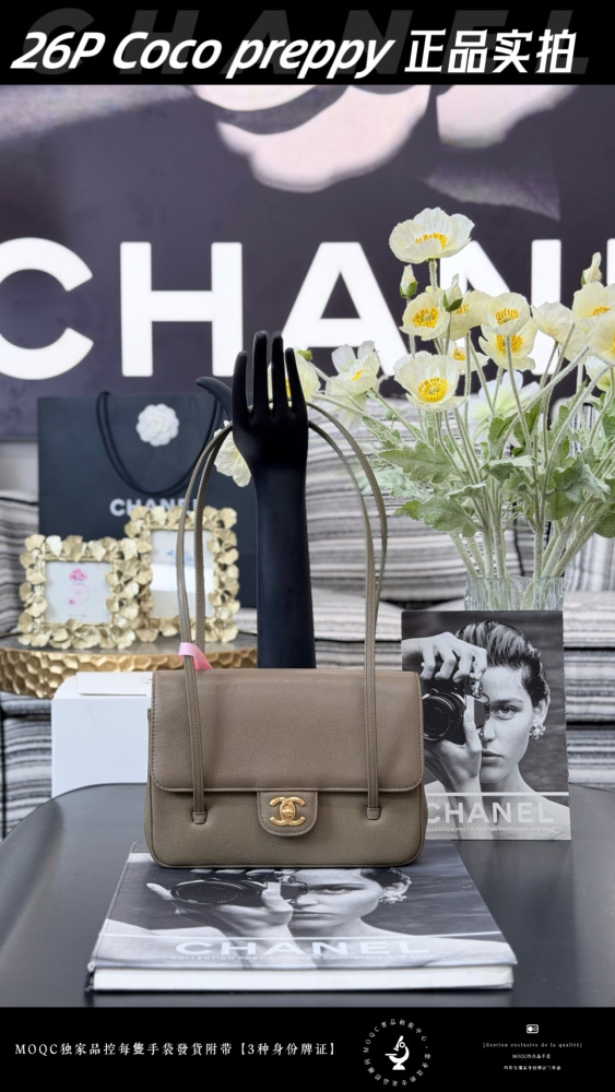 The Chanel 26P Coco Preppy flap bag, also known as the "baguette-style commuter bag," is a popular and sophisticated style in recent years.