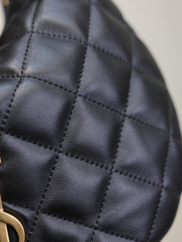 The YSL Saint Laurent small quilted shoulder bag (also known as the Jumbo/Le Ciquani series) is a very popular YSL style in recent years.