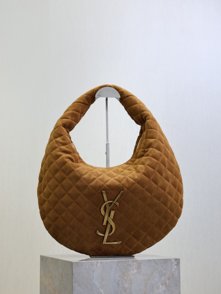 The YSL Saint Laurent large quilted underarm bag (Le Ciquani series) is a popular style from the brand in recent years, embodying a relaxed and "atmospheric" aesthetic.