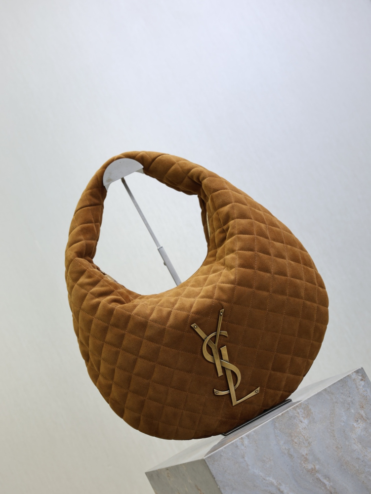 The YSL Saint Laurent large quilted underarm bag (Le Ciquani series) is a popular style from the brand in recent years, embodying a relaxed and "atmospheric" aesthetic.