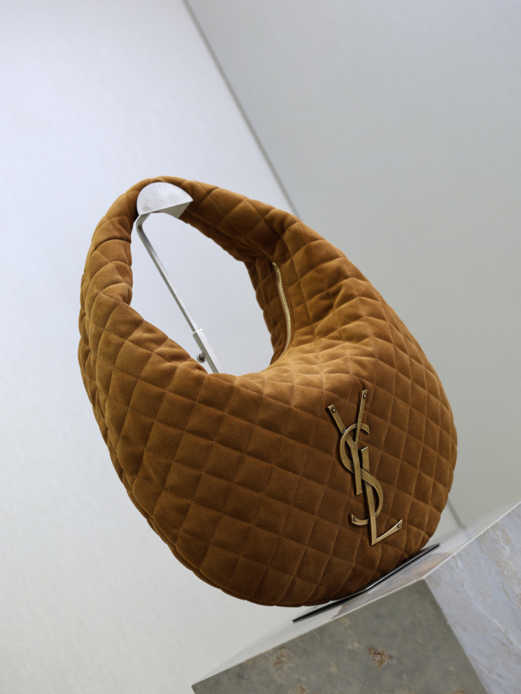 The YSL Saint Laurent large quilted underarm bag (Le Ciquani series) is a popular style from the brand in recent years, embodying a relaxed and "atmospheric" aesthetic.