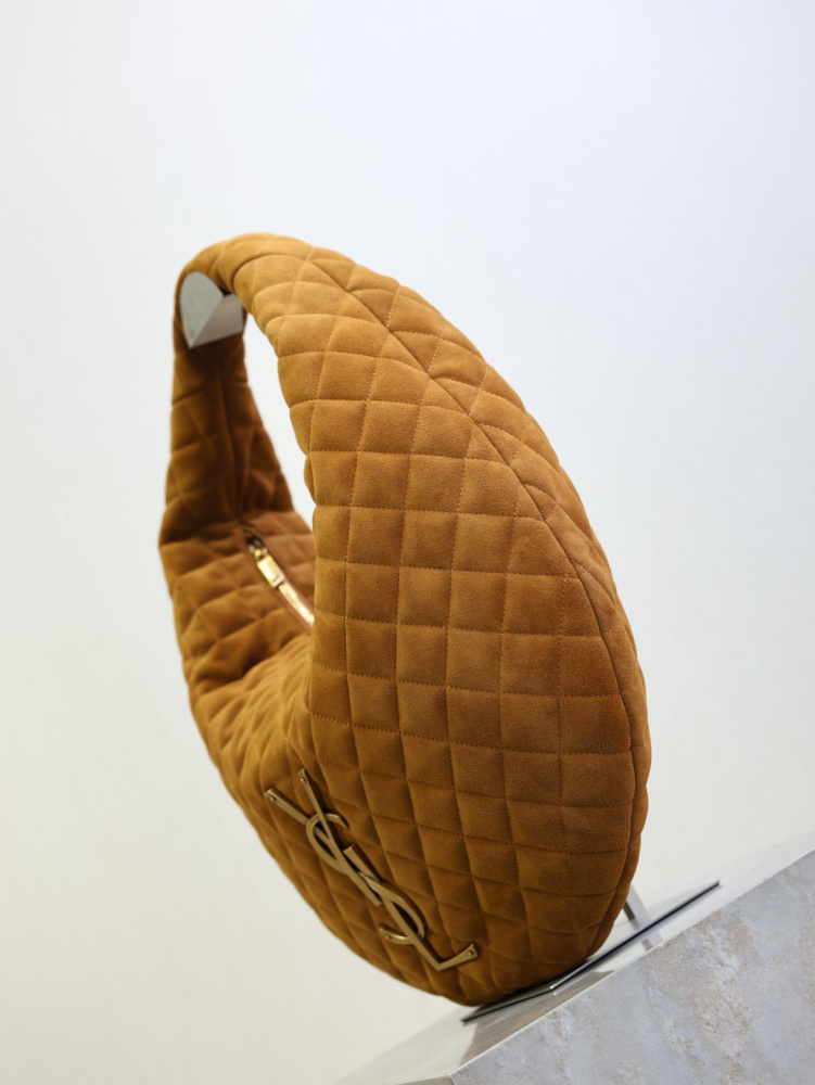 The YSL Saint Laurent large quilted underarm bag (Le Ciquani series) is a popular style from the brand in recent years, embodying a relaxed and "atmospheric" aesthetic.