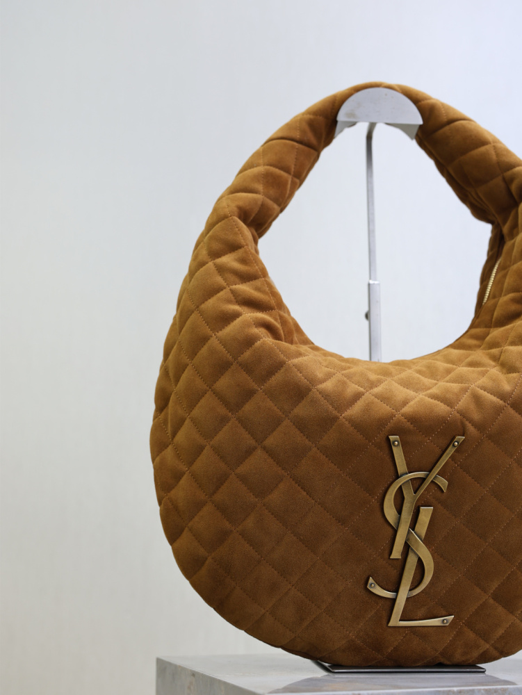 The YSL Saint Laurent large quilted underarm bag (Le Ciquani series) is a popular style from the brand in recent years, embodying a relaxed and "atmospheric" aesthetic.