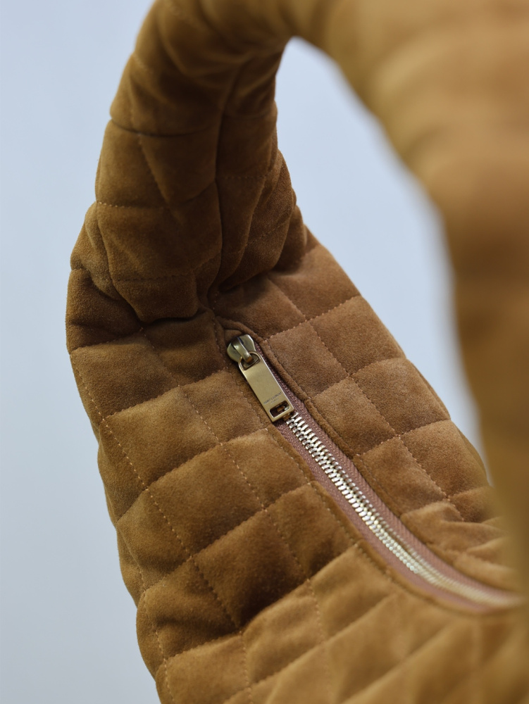 The YSL Saint Laurent large quilted underarm bag (Le Ciquani series) is a popular style from the brand in recent years, embodying a relaxed and "atmospheric" aesthetic.