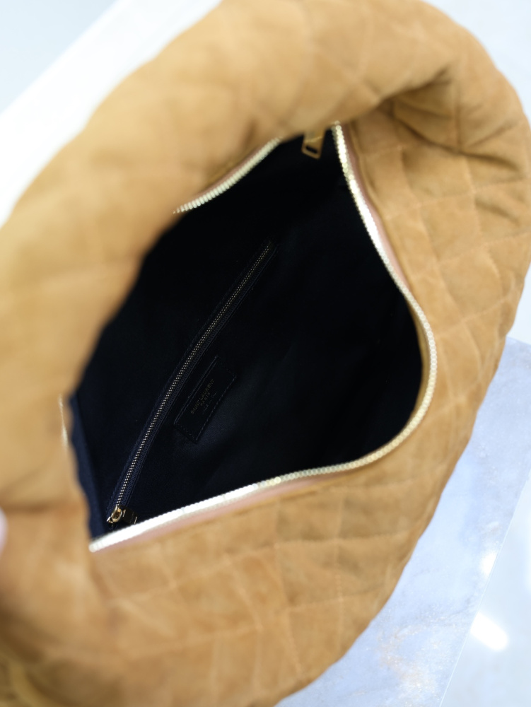 The YSL Saint Laurent large quilted underarm bag (Le Ciquani series) is a popular style from the brand in recent years, embodying a relaxed and "atmospheric" aesthetic.