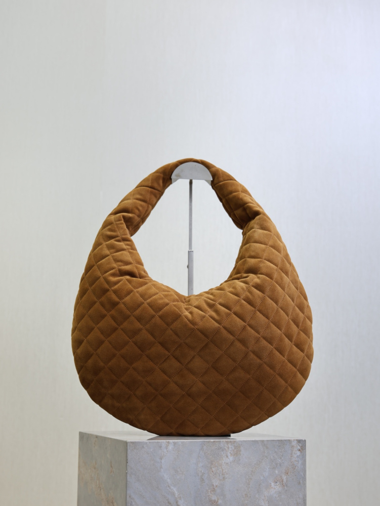 The YSL Saint Laurent large quilted underarm bag (Le Ciquani series) is a popular style from the brand in recent years, embodying a relaxed and "atmospheric" aesthetic.