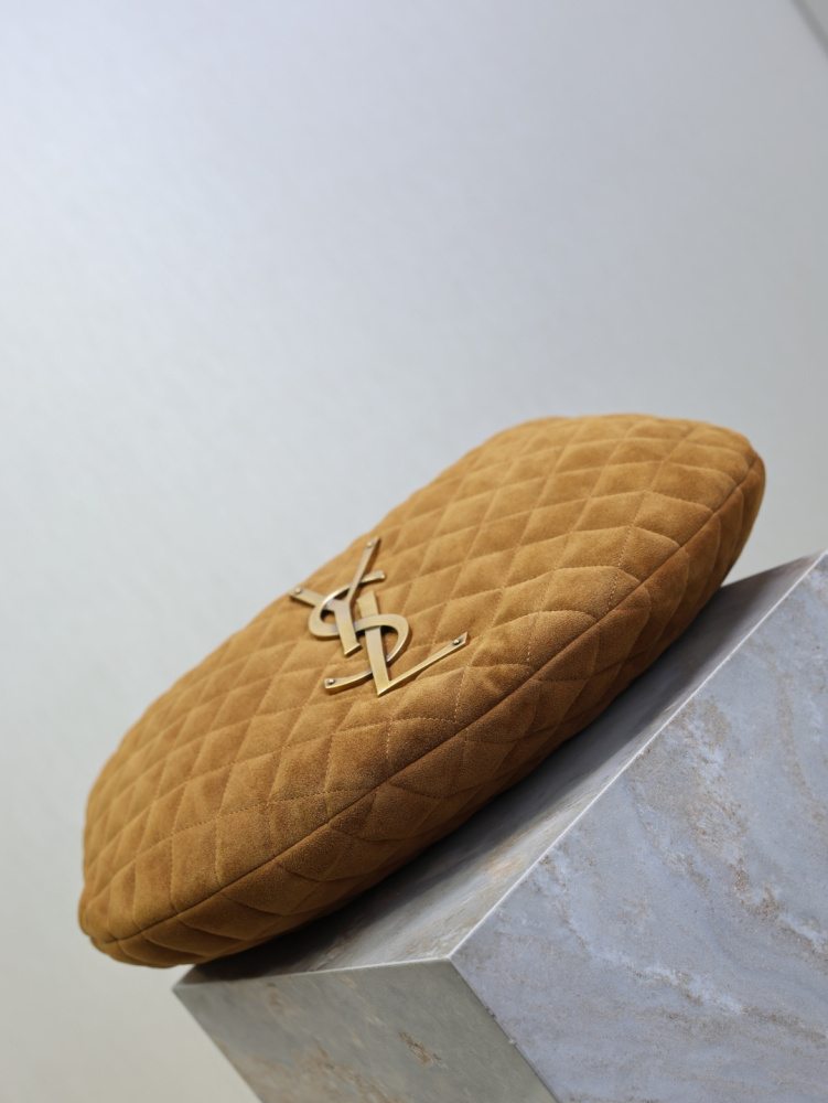 The YSL Saint Laurent large quilted underarm bag (Le Ciquani series) is a popular style from the brand in recent years, embodying a relaxed and "atmospheric" aesthetic.