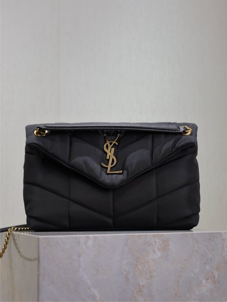 The YSL Saint Laurent Loulou Puffer quilted chain bag is part of the brand's popular "cloud bag" series in recent years.