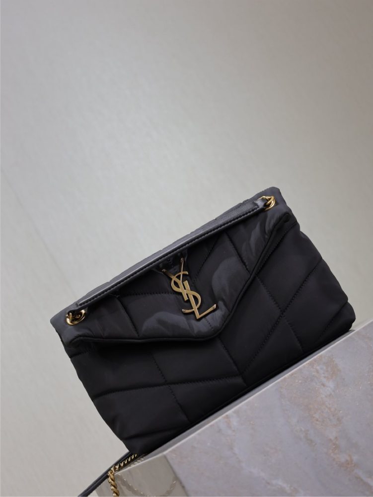 The YSL Saint Laurent Loulou Puffer quilted chain bag is part of the brand's popular "cloud bag" series in recent years.
