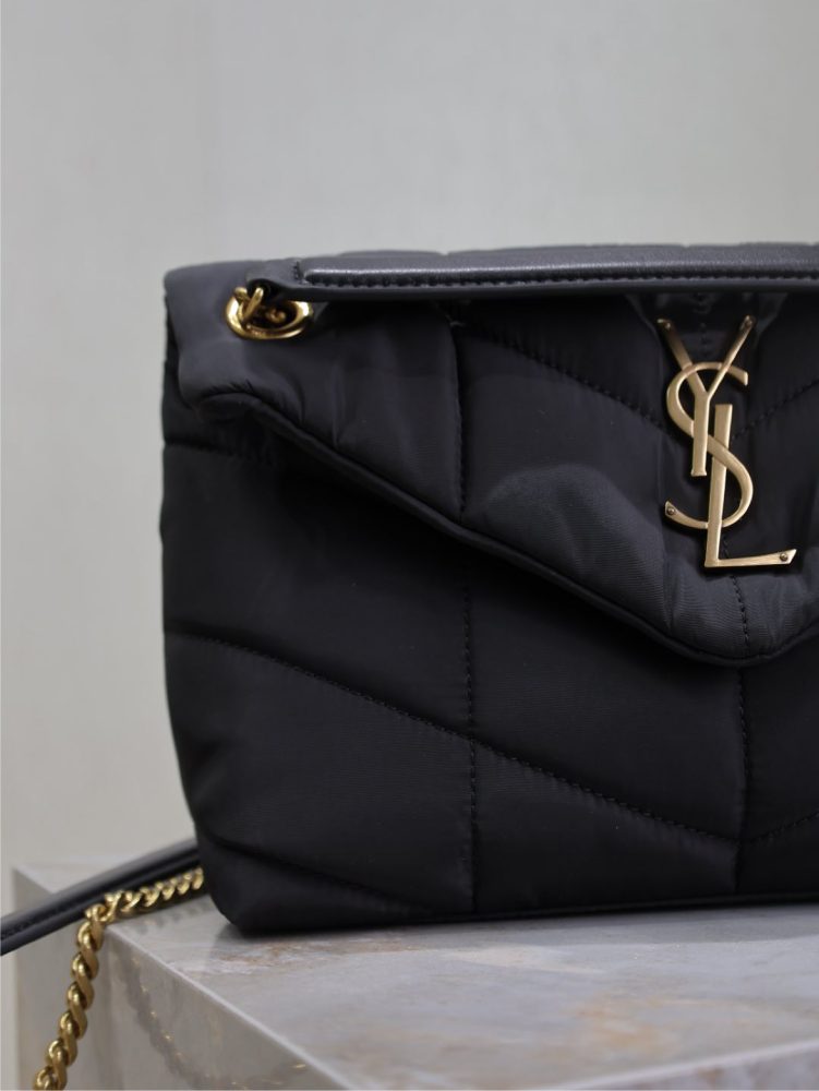 The YSL Saint Laurent Loulou Puffer quilted chain bag is part of the brand's popular "cloud bag" series in recent years.