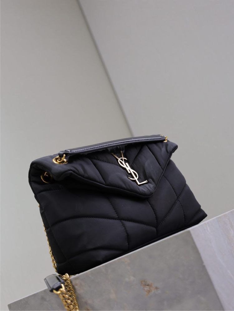 The YSL Saint Laurent Loulou Puffer quilted chain bag is part of the brand's popular "cloud bag" series in recent years.
