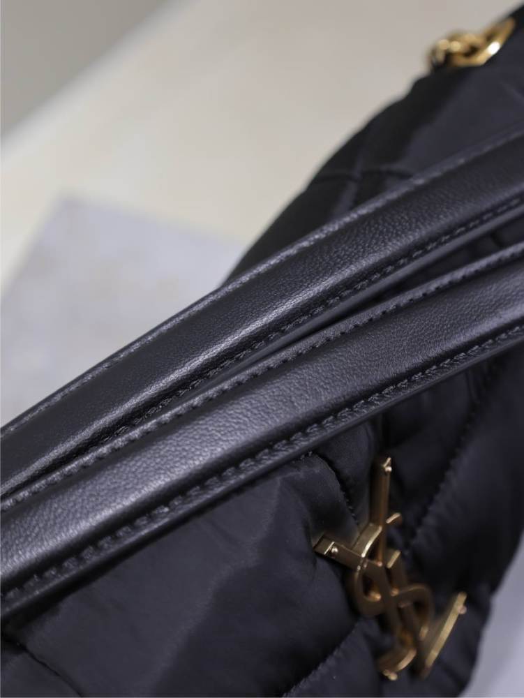 The YSL Saint Laurent Loulou Puffer quilted chain bag is part of the brand's popular "cloud bag" series in recent years.