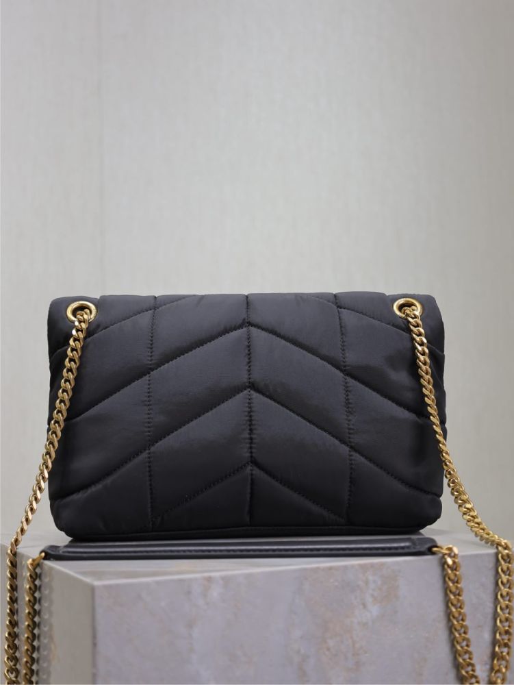 The YSL Saint Laurent Loulou Puffer quilted chain bag is part of the brand's popular "cloud bag" series in recent years.