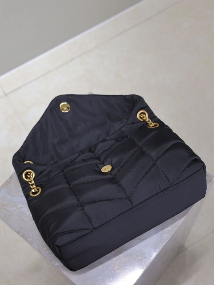 The YSL Saint Laurent Loulou Puffer quilted chain bag is part of the brand's popular "cloud bag" series in recent years.