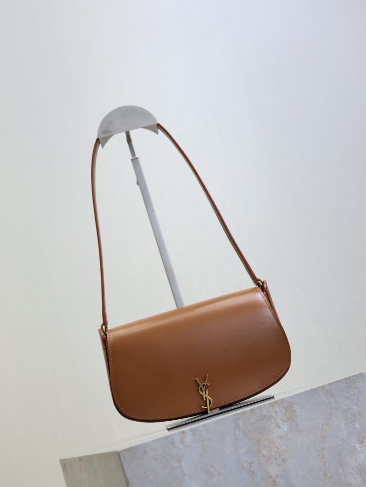 The YSL Saint Laurent Voltaire small underarm bag is a retro-style underarm bag that has become very popular in recent years.