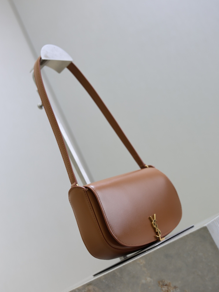 The YSL Saint Laurent Voltaire small underarm bag is a retro-style underarm bag that has become very popular in recent years.