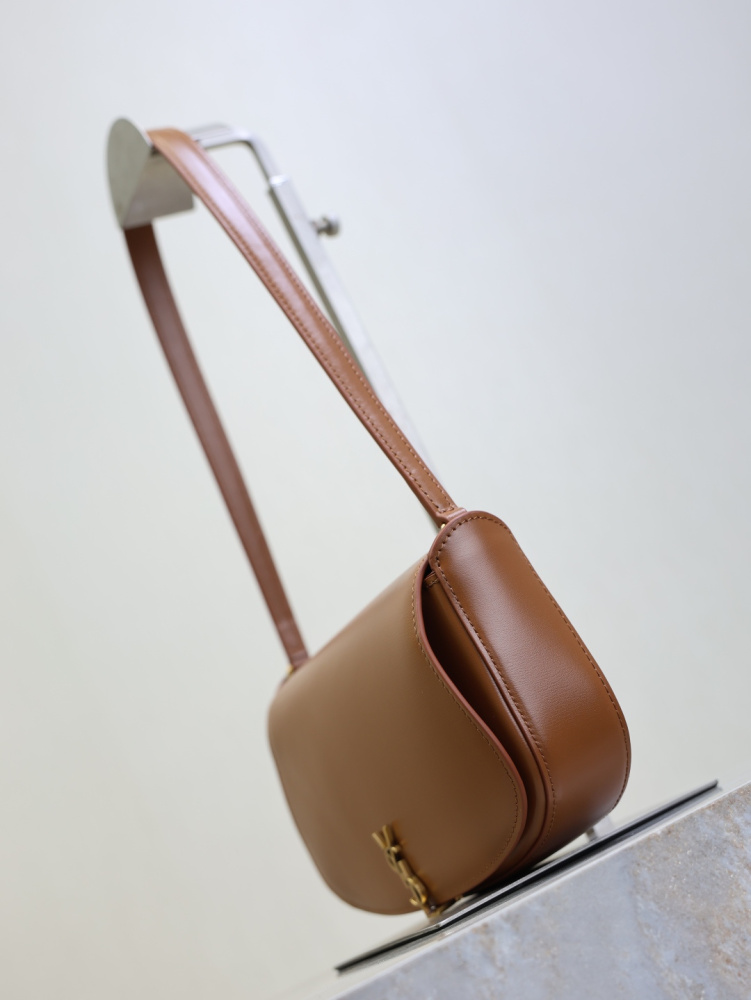 The YSL Saint Laurent Voltaire small underarm bag is a retro-style underarm bag that has become very popular in recent years.