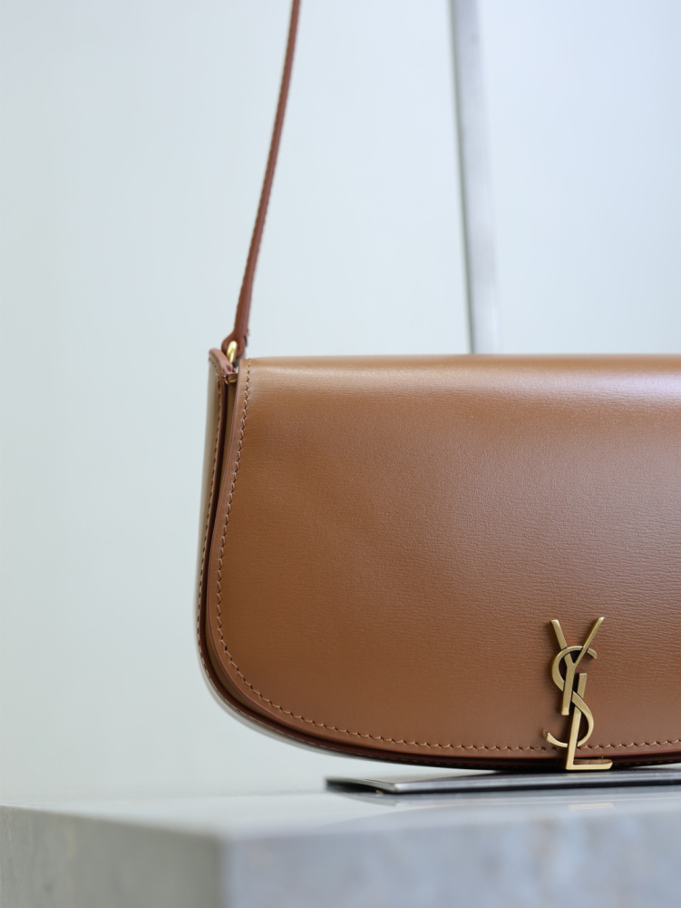 The YSL Saint Laurent Voltaire small underarm bag is a retro-style underarm bag that has become very popular in recent years.