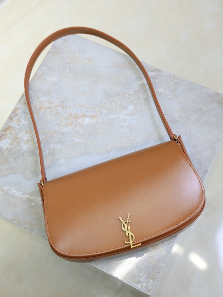 The YSL Saint Laurent Voltaire small underarm bag is a retro-style underarm bag that has become very popular in recent years.