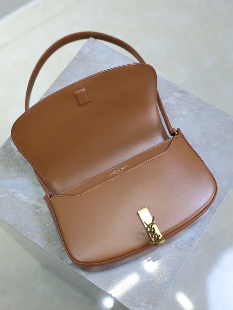 The YSL Saint Laurent Voltaire small underarm bag is a retro-style underarm bag that has become very popular in recent years.