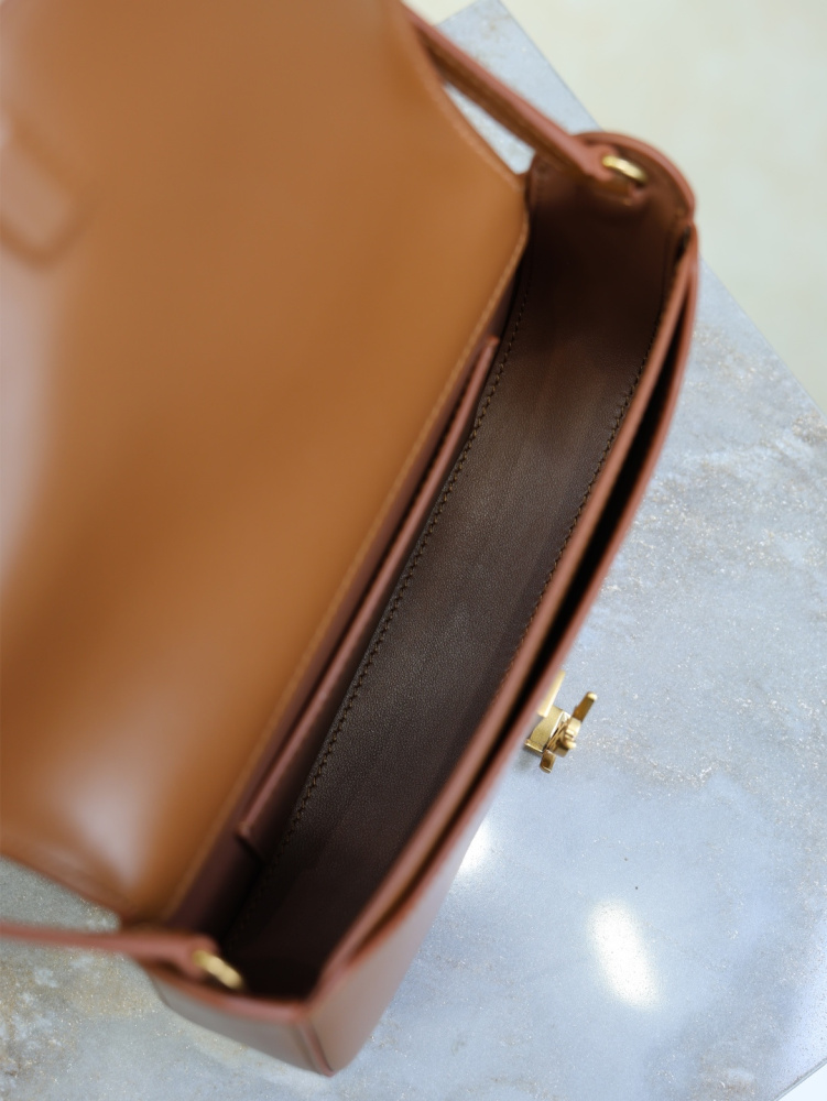 The YSL Saint Laurent Voltaire small underarm bag is a retro-style underarm bag that has become very popular in recent years.