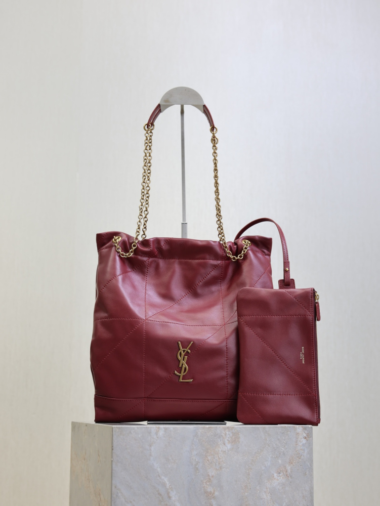 The YSL Saint Laurent JAMIE 4.31 large tote bag, also known as the "JAMIE trash bag," is a popular relaxed-style commuter bag from the brand in recent years.