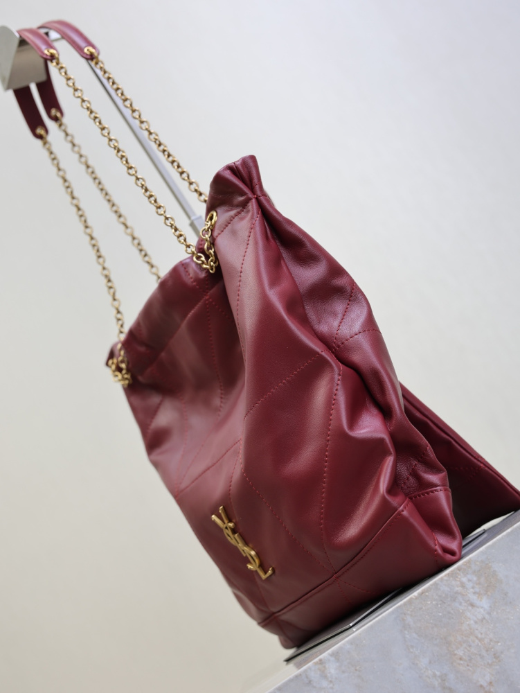 The YSL Saint Laurent JAMIE 4.31 large tote bag, also known as the "JAMIE trash bag," is a popular relaxed-style commuter bag from the brand in recent years.