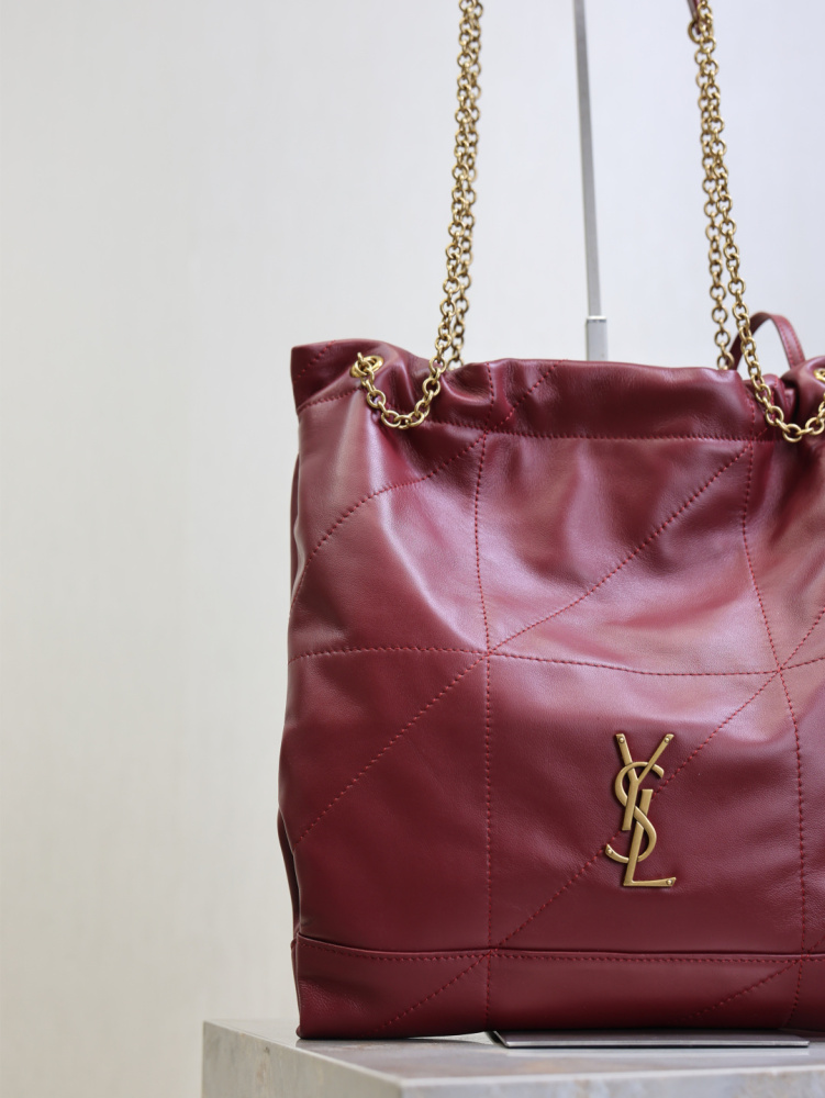 The YSL Saint Laurent JAMIE 4.31 large tote bag, also known as the "JAMIE trash bag," is a popular relaxed-style commuter bag from the brand in recent years.
