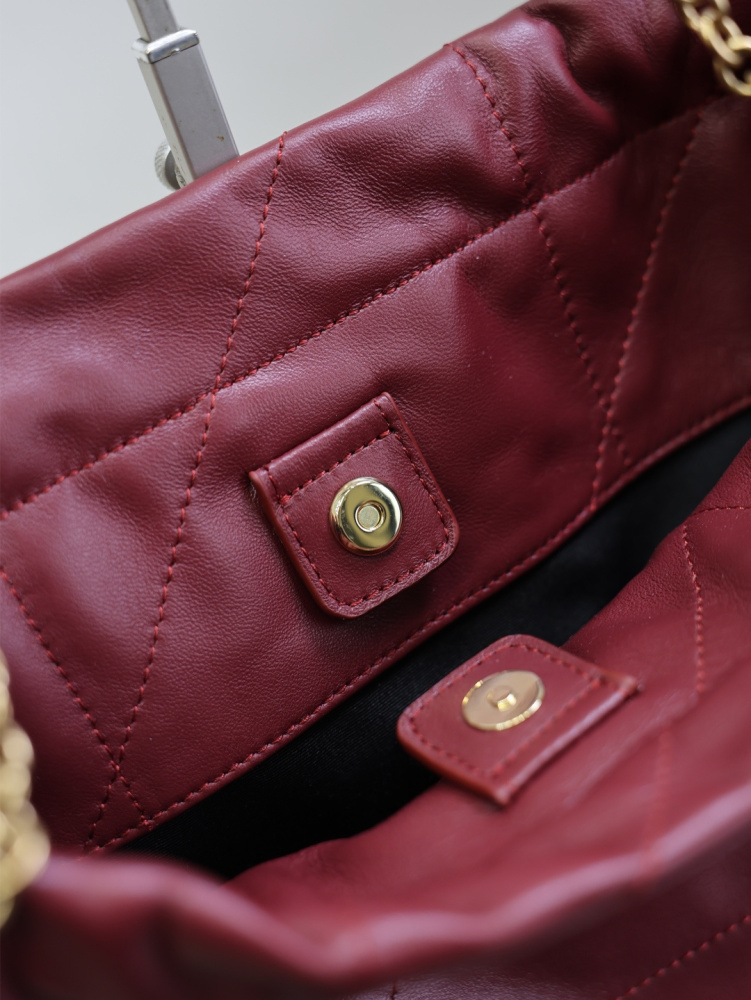 The YSL Saint Laurent JAMIE 4.31 large tote bag, also known as the "JAMIE trash bag," is a popular relaxed-style commuter bag from the brand in recent years.