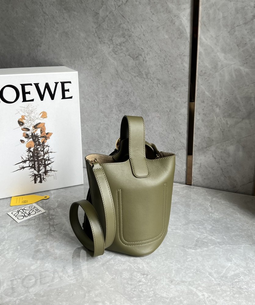 The LOEWE Pebble Bucket Bag (Mini size, smooth calfskin version) is a popular, minimalist-style model introduced by LOEWE in recent years.