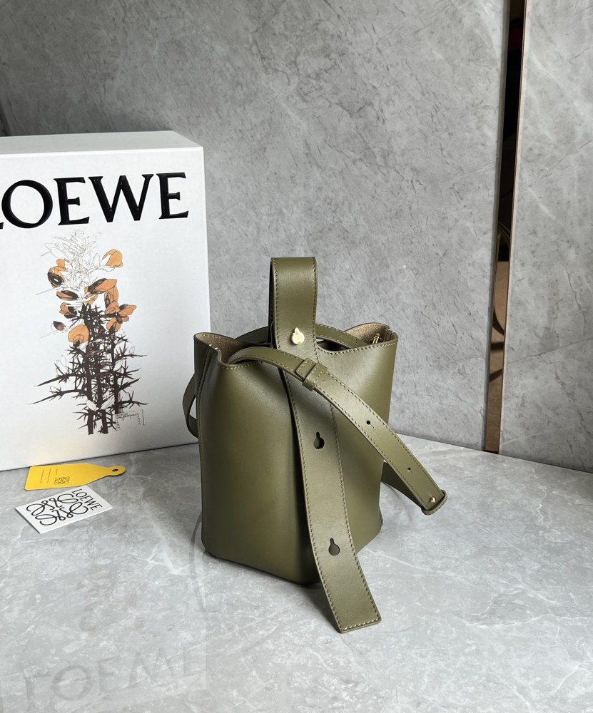 The LOEWE Pebble Bucket Bag (Mini size, smooth calfskin version) is a popular, minimalist-style model introduced by LOEWE in recent years.
