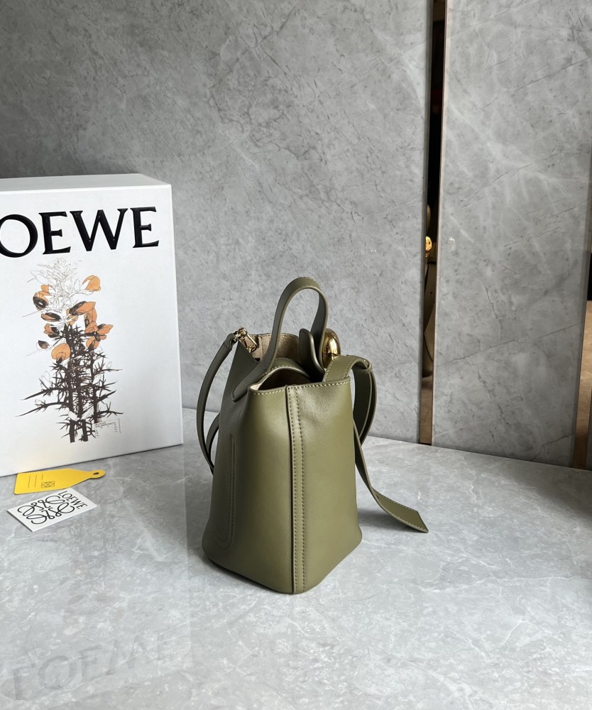 The LOEWE Pebble Bucket Bag (Mini size, smooth calfskin version) is a popular, minimalist-style model introduced by LOEWE in recent years.