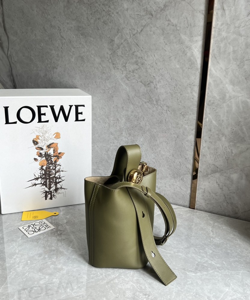The LOEWE Pebble Bucket Bag (Mini size, smooth calfskin version) is a popular, minimalist-style model introduced by LOEWE in recent years.
