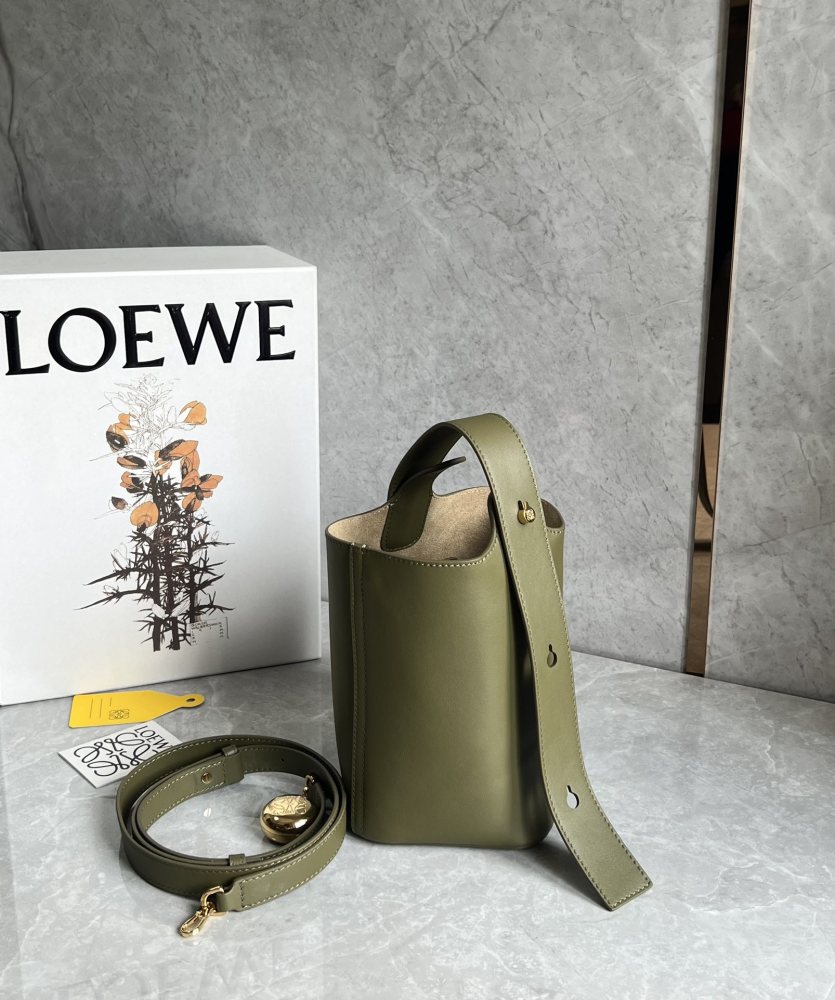 The LOEWE Pebble Bucket Bag (Mini size, smooth calfskin version) is a popular, minimalist-style model introduced by LOEWE in recent years.