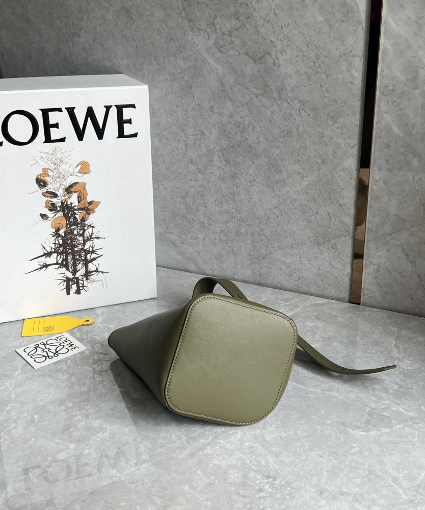The LOEWE Pebble Bucket Bag (Mini size, smooth calfskin version) is a popular, minimalist-style model introduced by LOEWE in recent years.