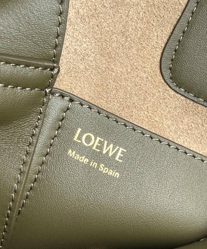 The LOEWE Pebble Bucket Bag (Mini size, smooth calfskin version) is a popular, minimalist-style model introduced by LOEWE in recent years.