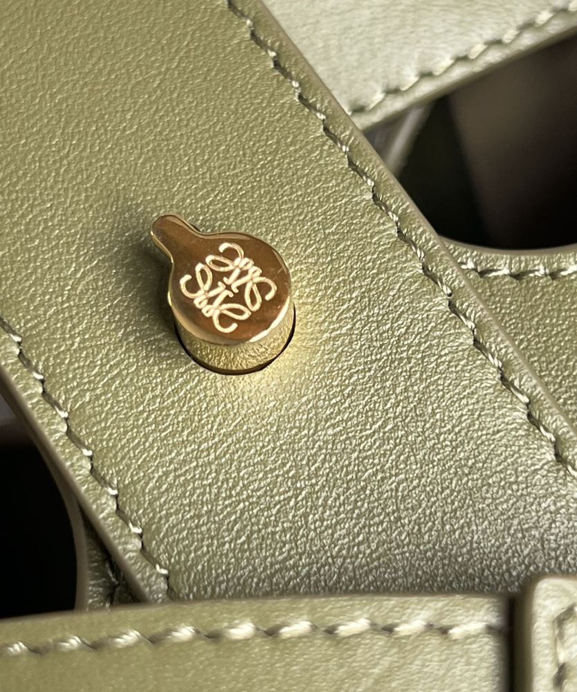 The LOEWE Pebble Bucket Bag (Mini size, smooth calfskin version) is a popular, minimalist-style model introduced by LOEWE in recent years.