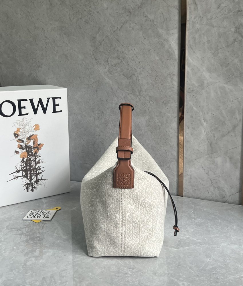 The LOEWE Cubi Small Anagram Jacquard Canvas Shoulder Bag—colloquially known as the "Lunchbox Bag"—is one of LOEWE's hottest and most sought-after styles in recent years.