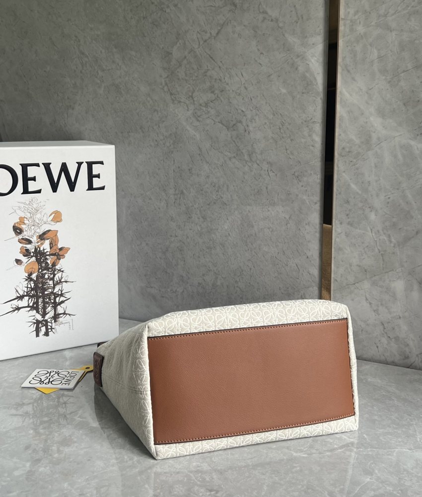 The LOEWE Cubi Small Anagram Jacquard Canvas Shoulder Bag—colloquially known as the "Lunchbox Bag"—is one of LOEWE's hottest and most sought-after styles in recent years.