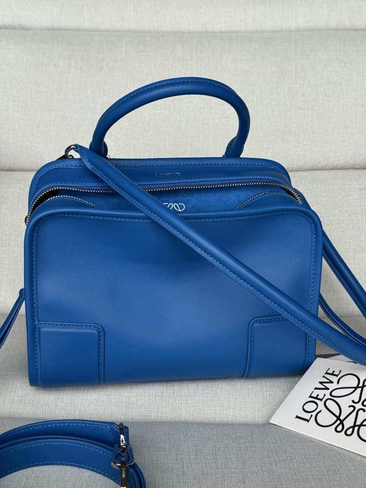 The LOEWE Amazona 180 Mini Bag (in Royal Blue / Sapphire Soft Calfskin) is a brand-new series launched by the house to commemorate its 180th anniversary—and is poised to be a highly sought-after item in 2026.