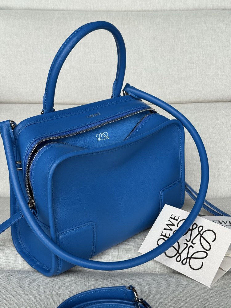 The LOEWE Amazona 180 Mini Bag (in Royal Blue / Sapphire Soft Calfskin) is a brand-new series launched by the house to commemorate its 180th anniversary—and is poised to be a highly sought-after item in 2026.