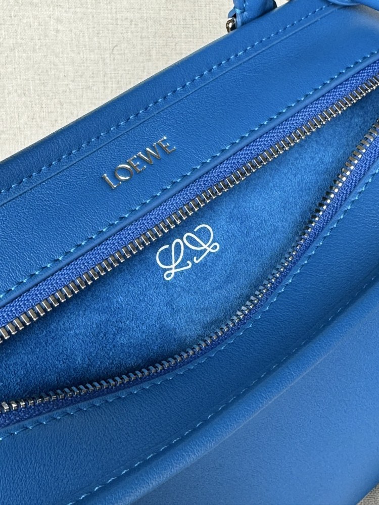 The LOEWE Amazona 180 Mini Bag (in Royal Blue / Sapphire Soft Calfskin) is a brand-new series launched by the house to commemorate its 180th anniversary—and is poised to be a highly sought-after item in 2026.